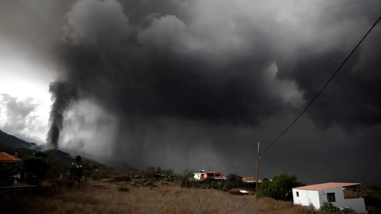 La nube de ceniza y di&oacute;xido de azufre que expulsa el volc&aacute;n de La Palma, desde el n&uacute;cleo urbano de Tacande, en el municipio de El Paso