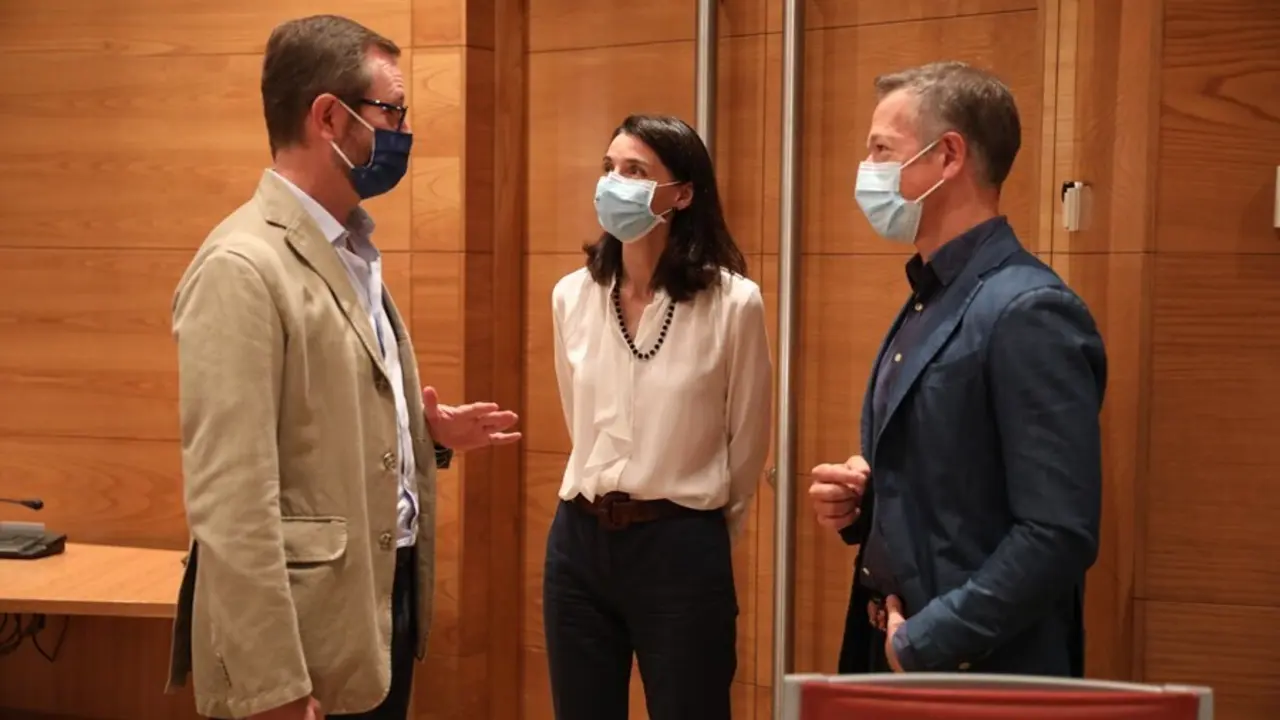 Archivo - (I-D) El portavoz del PP en la C&aacute;mara Alta, Javier Maroto; la presidenta del Senado, Pilar Llop; y el portavoz del PSOE en el Senado, Ander Gil, charlan antes de la reuni&oacute;n de la Junta de Portavoces en el Sal&oacute;n de Pasos Perdidos de la C&aacute;mara Alt