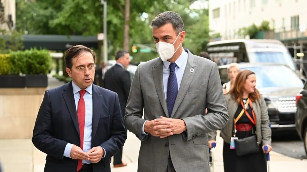 El presidente del Gobierno, Pedro S&aacute;nchez, y el ministro de Exteriores, Jos&eacute; Manuel Albares, en Nueva York