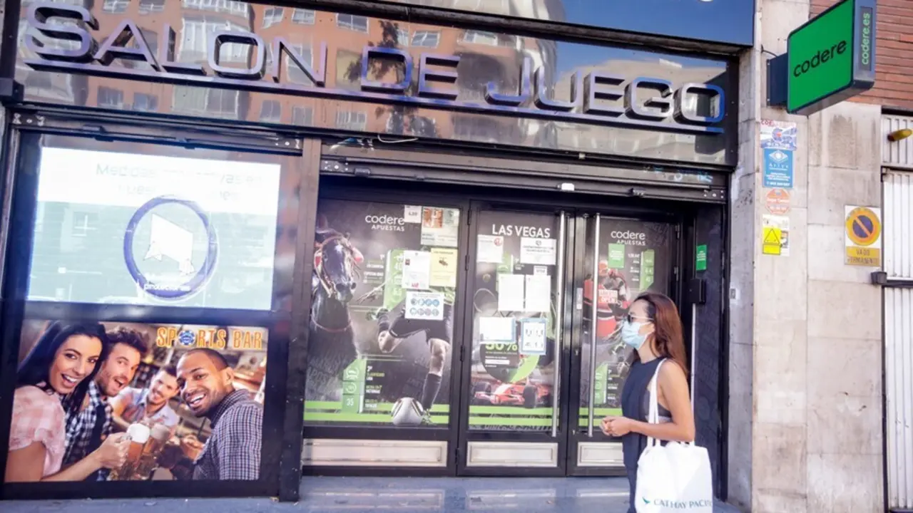 Archivo - Una mujer pasa por un sal&oacute;n de juegos de Codere, en Madrid (Espa&ntilde;a), a 9 de septiembre de 2020. Codere multiplic&oacute; por m&aacute;s de siete sus p&eacute;rdidas durante el primer semestre de este a&ntilde;o, hasta 178 millones de euros, frente a los 'n&uacute;meros rojos' de 