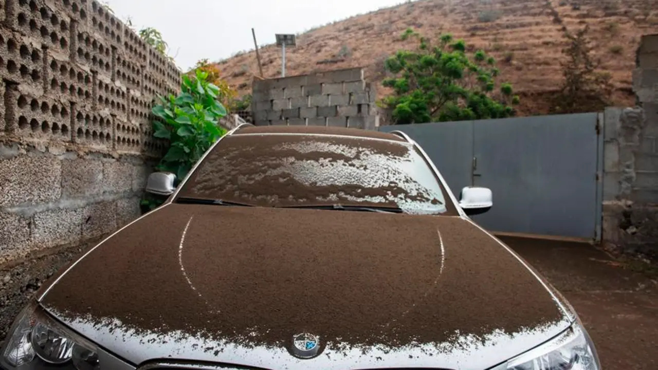 Un coche muestra la capa de ceniza que se va acumulado en zonas como La Laguna, en Los Llanos de Aridane, producto de las emisiones del nuevo volc&aacute;n de La Palma. EFE/Carlos de Saa