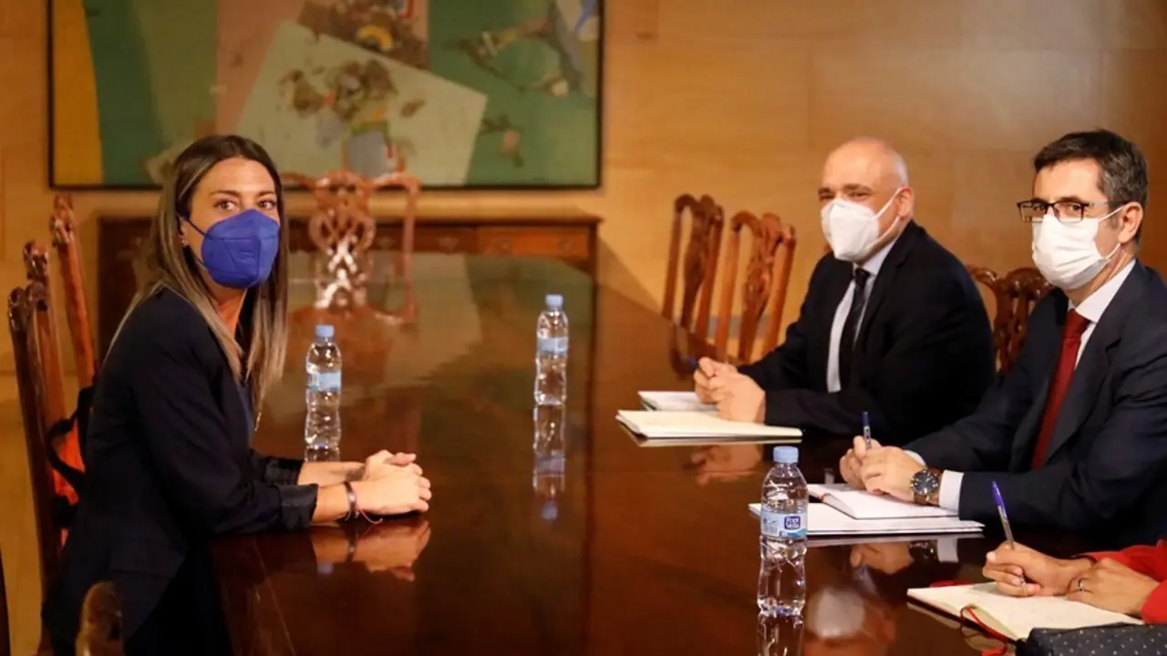 La portavoz de Junts, Miriam Nogueras, durante su reuni&oacute;n con el ministro de la Presidencia, F&eacute;lix Bola&ntilde;os y con el secretario de Estado de Relaciones con las Cortes, Rafael Simancas