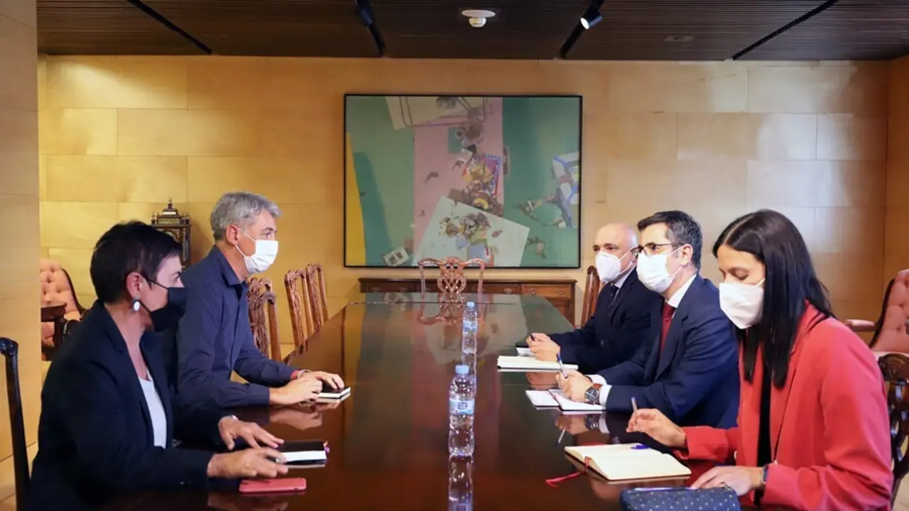 Reuni&oacute;n entre el ministro de la Presidencia, F&eacute;lix Bola&ntilde;os, con los diputados de EH-Bildu Mertxe Aizpurua y Oskar Matute