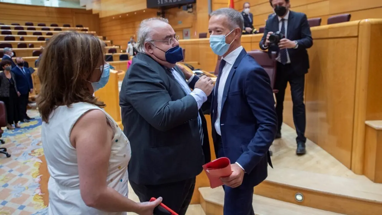 Archivo - La portavoz del Grupo Socialista en el Congreso, Adriana Lastra, el senador del PSOE Tontxu Rodr&iacute;guez (c) y Ander Gil, hasta ahora senador del PSOE, abandonan el hemiciclo tras ser &eacute;ste &uacute;ltimo elegido nuevo presidente del Senado, durante una ses
