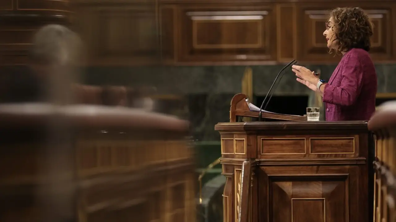 La ministra de Hacienda y Funci&oacute;n P&uacute;blica, Mar&iacute;a Jes&uacute;s Montero, interviene en un pleno de control al Gobierno en el Congreso de los Diputados, a 22 de septiembre de 2021, en Madrid, (Espa&ntilde;a). El pleno ha estado marcado por la comparecencia de la ministra 