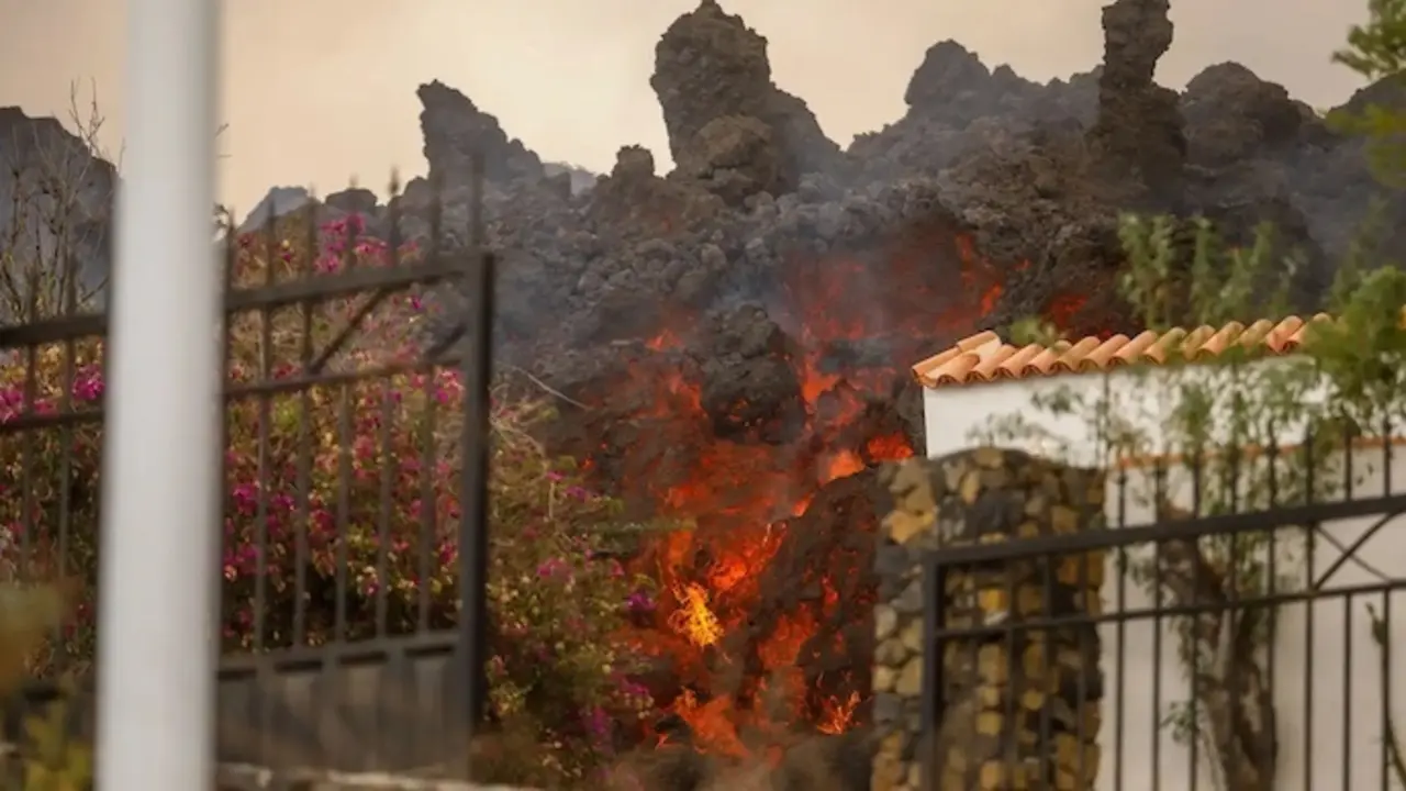 La lava del volc&aacute;n llegando a las casas de la zona de Los Llanos. Europa Press