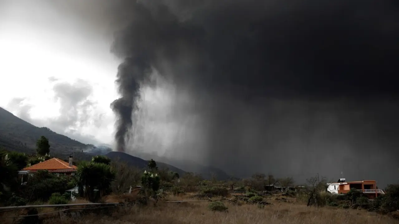 La nube de ceniza y di&oacute;xido de azufre que expulsa el volc&aacute;n de La Palma, desde el n&uacute;cleo urbano de Tacande, en el municipio de El Paso, La Palma, a 22 de septiembre de 2021, en La Palma, Santa Cruz de Tenerife, Islas Canarias, (Espa&ntilde;a). Las primeras simul