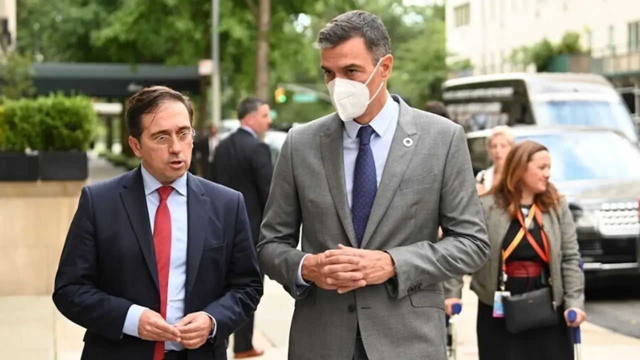 El presidente del Gobierno, Pedro S&aacute;nchez, con el ministro de Asuntos Exteriores, Jos&eacute; Manuel Albares, en New York.