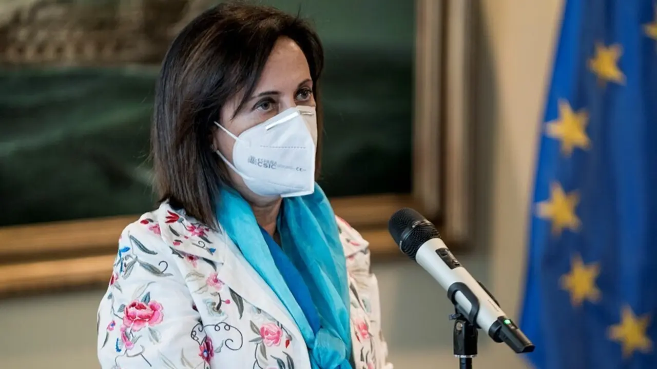 La ministra de Defensa, Margarita Robles, comparece en rueda de prensa, despu&eacute;s de su reuni&oacute;n con la presidenta de la delegaci&oacute;n de eurodiputados de la subcomisi&oacute;n de Seguridad y Defensa del Parlamento Europeo.
