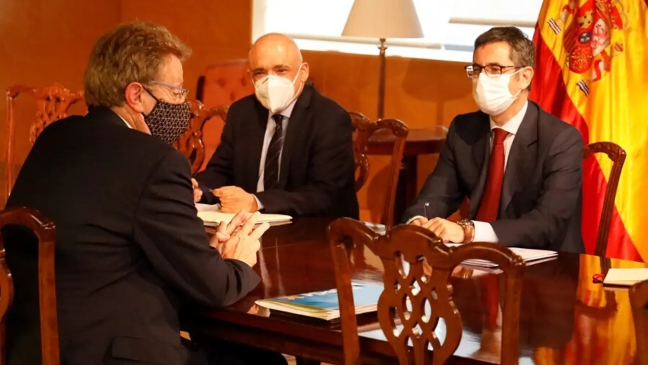El ministro de la Presidencia, F&eacute;lix Bola&ntilde;os, y  su secretario de Estado de relaciones con las Cortes, Rafael Simancas, en su reuni&oacute;n con el portavoz parlamentario del PDeCAT, Ferr&aacute;n Bel
