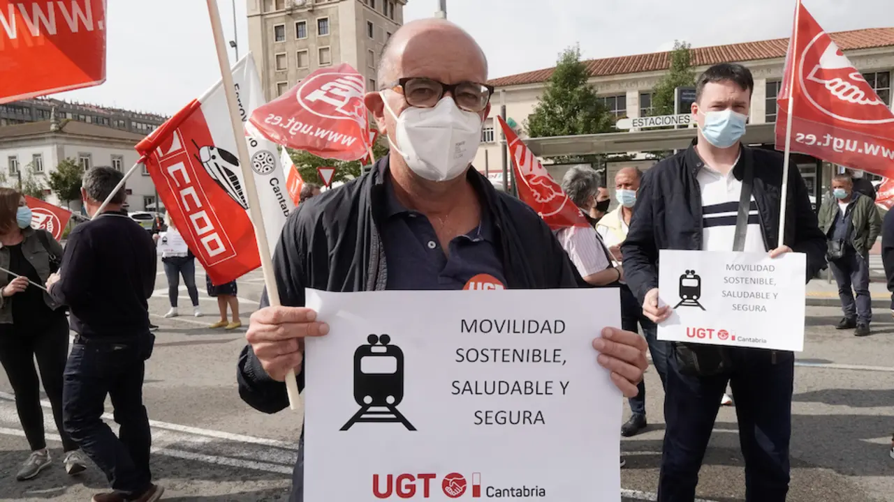 220921 santanderConcentraci&oacute;n convocada por los comit&eacute;s de empresa de Renfe y Adif 'Por un ferrocarril p&uacute;blico y sostenible', en la Plaza de las Estaciones de Santander.FOTO NACHO CUBERO