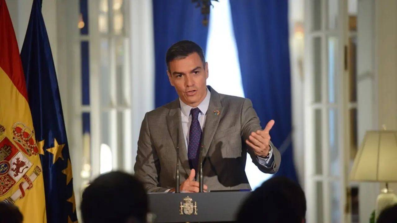 El presidente del Gobierno, Pedro S&aacute;nchez, ofrece declaraciones a los medios en la residencia del Embajador Representante Permanente de Espa&ntilde;a ante las Naciones Unidas, a 22 de septiembre de 2021, en Nueva York (Estados Unidos)