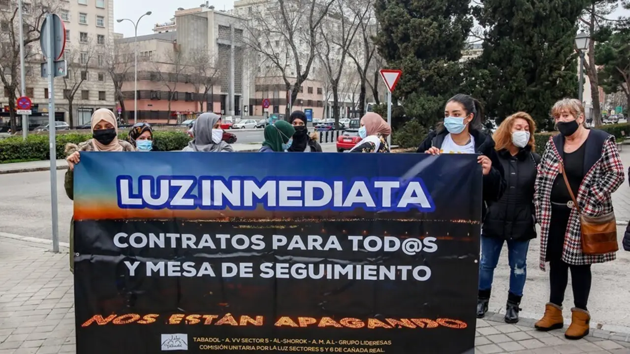 Archivo - Varias personas con una pancarta en la que se lee: `Luz inmediata&acute;, en referencia a los problemas de electricidad en la Ca&ntilde;ada Real, durante una manifestaci&oacute;n por el derecho a la Vivienda, en la Plaza de San Juan de La Cruz, en Madrid (Espa&ntilde;a).