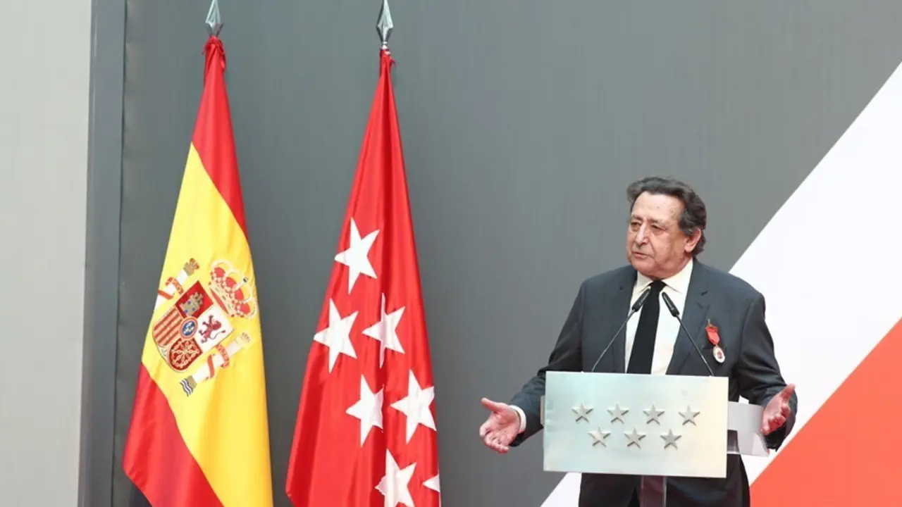 Archivo - El escritor Alfonso Uss&iacute;a recibe la Medalla de Oro de la Comunidad de Madrid