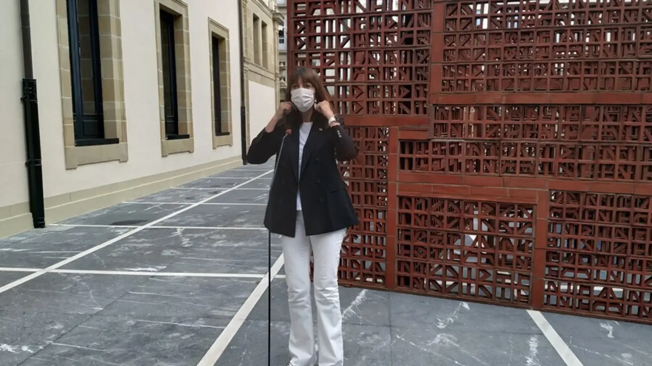Idoia Mendia, en el exterior del Parlamento Vasco