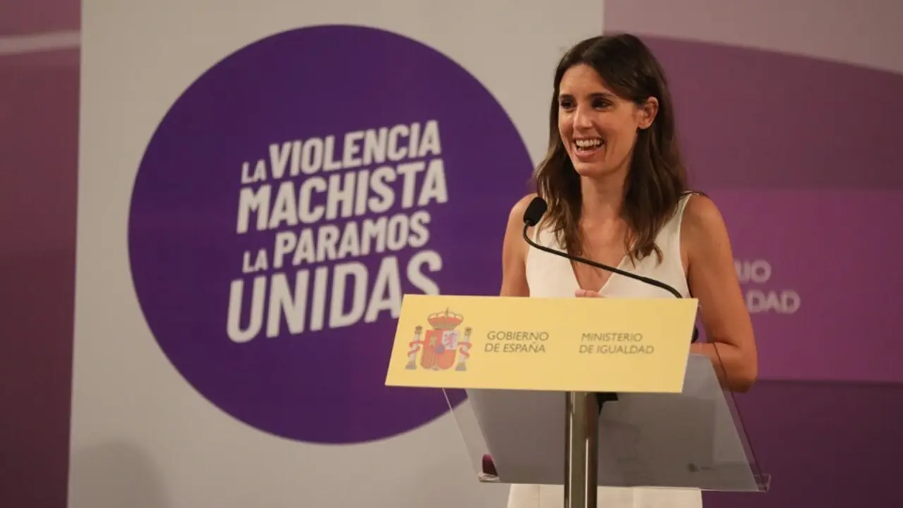Archivo - La ministra de Igualdad, Irene Montero, durante la presentaci&oacute;n de la Iniciativa Punto Violeta en el Ministerio de Igualdad a 28 de julio de 2021, en Madrid, (Espa&ntilde;a). Montero ha determinado la creaci&oacute;n de un "instrumento estandarizado" para hac