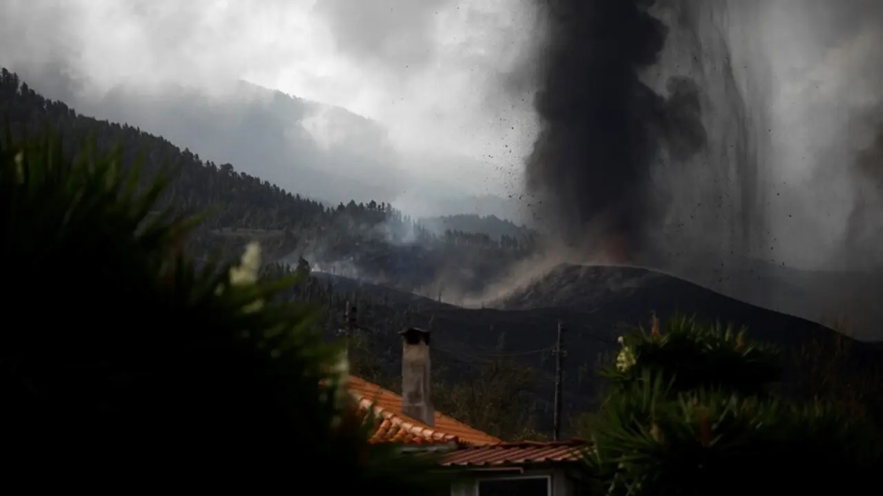 La nube de ceniza y di&oacute;xido de azufre que expulsa el volc&aacute;n de La Palma