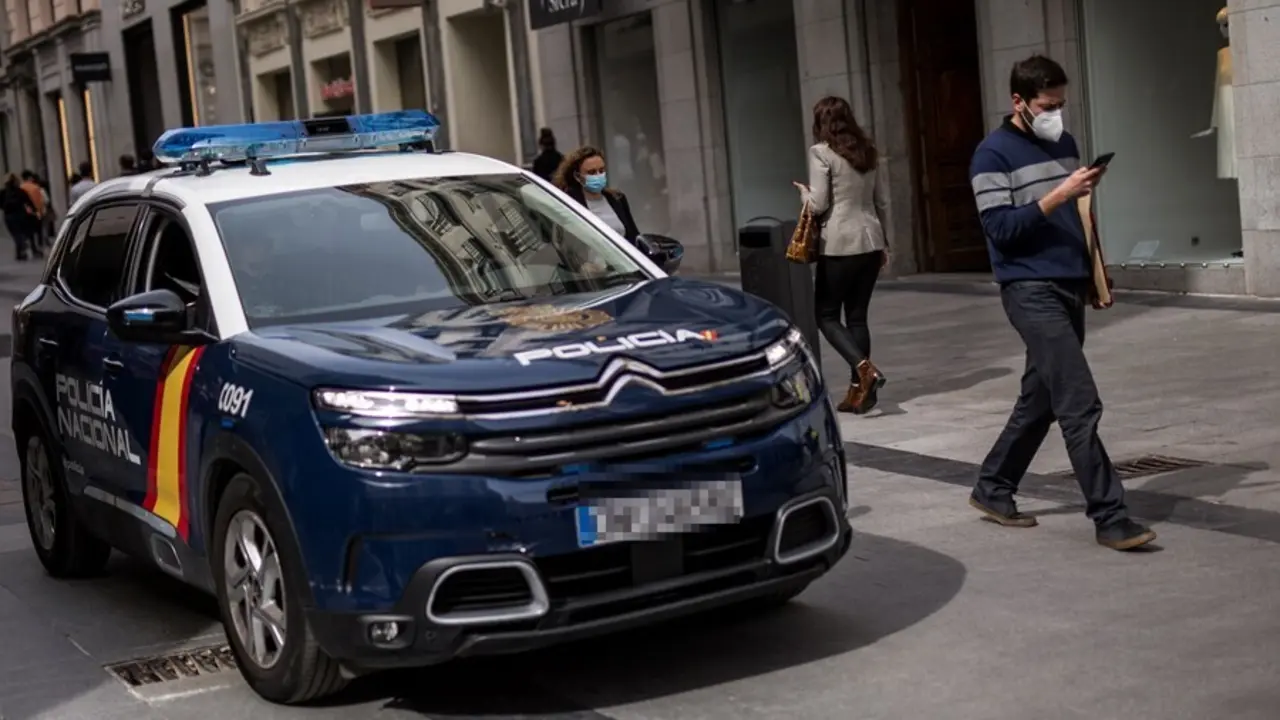 Archivo - Un coche de la Polic&iacute;a Nacional patrulla por las inmediaciones de la Puerta del Sol, en Madrid (Espa&ntilde;a), a 26 de marzo de 2021.