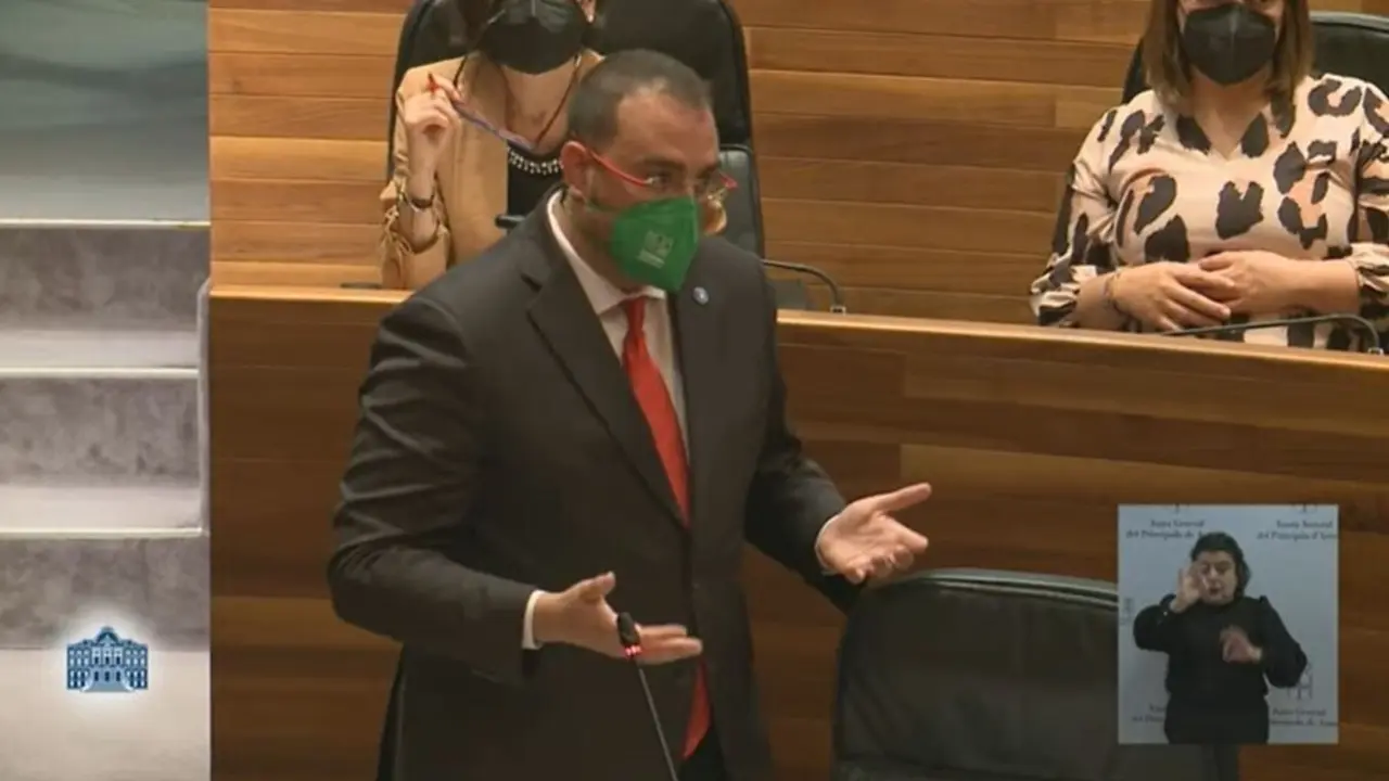 Adri&aacute;n Barb&oacute;n en el Pleno de la Junta General.