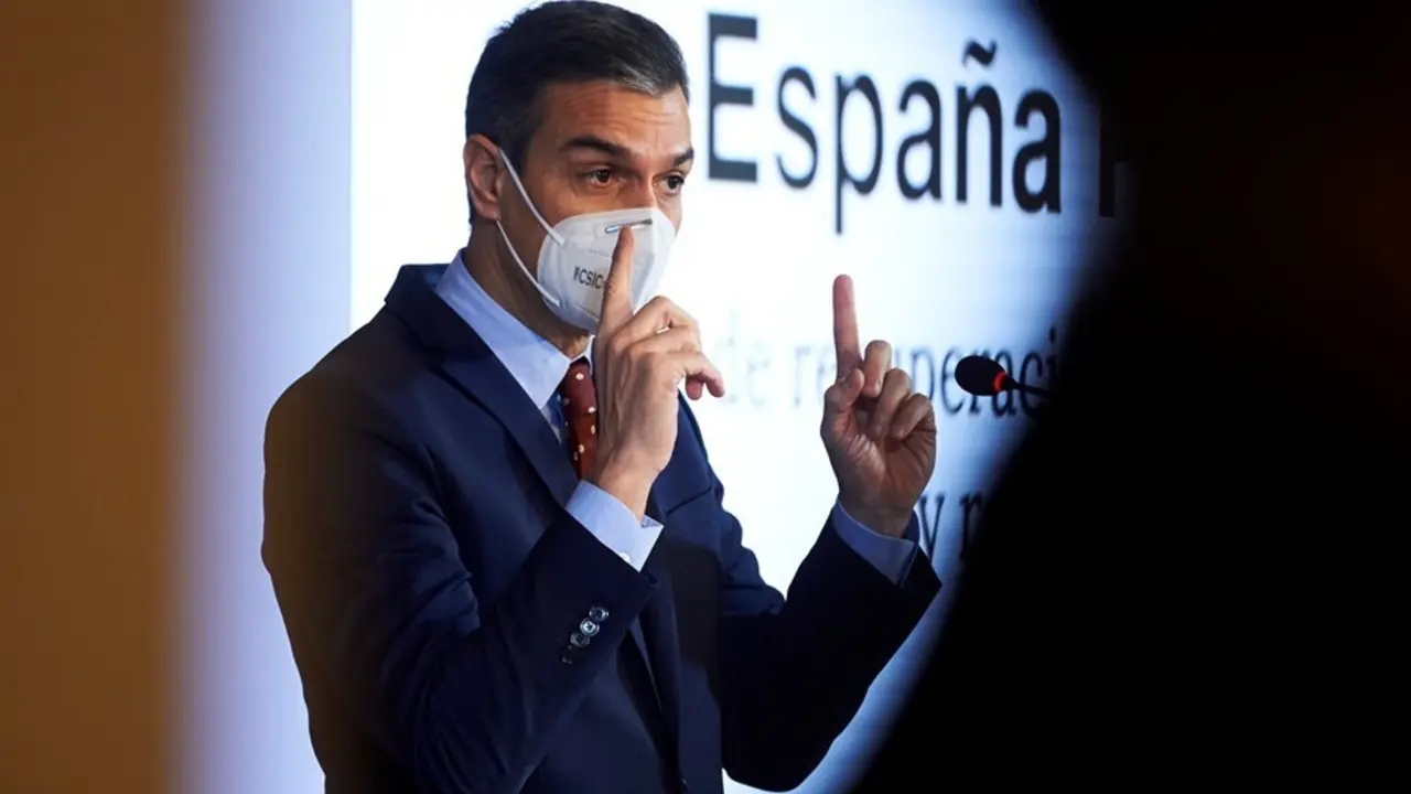 Archivo - El presidente del Gobierno, Pedro S&aacute;nchez, comparece en rueda de prensa en Cantabria