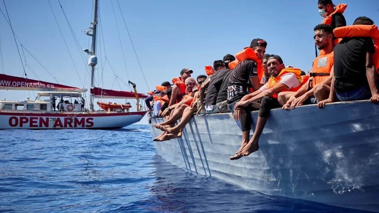 El barco 'Astral', de la ONG Open Arms, junto a una patera donde viajan un total de 70 migrantes