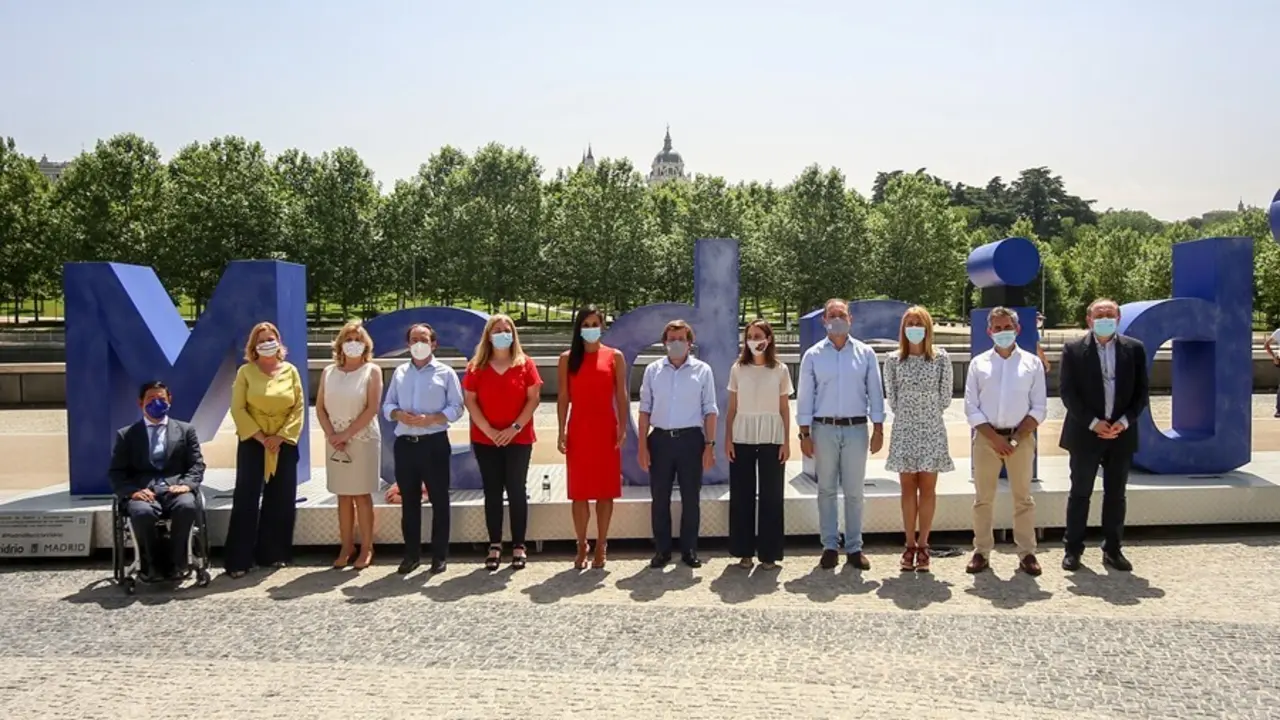 Archivo - El alcalde de Madrid, Jos&eacute; Luis Mart&iacute;nez-Almeida (6d), y la vicealcaldesa, Bego&ntilde;a Vilac&iacute;s (6i) posan con el resto de la corporaci&oacute;n municipal.