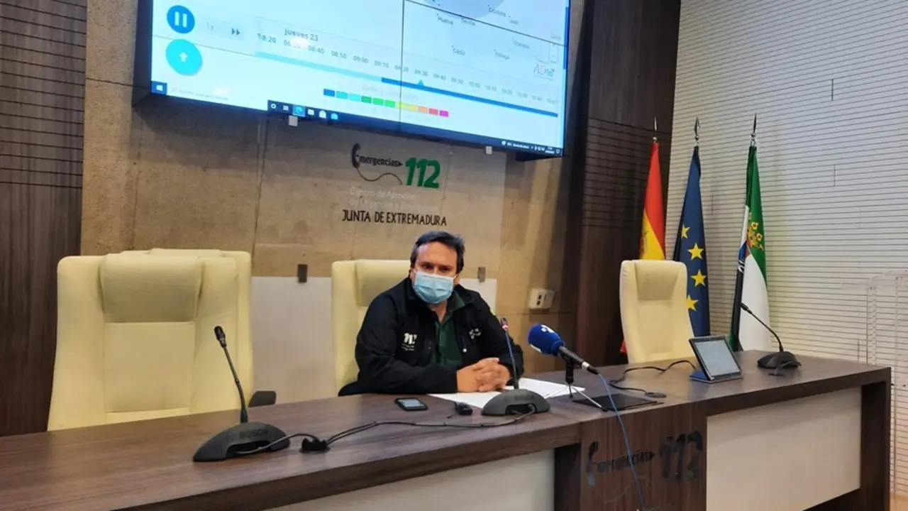 El director del Centro de Urgencias y Emergencias 112 Extremadura, Juan Carlos Gonz&aacute;lez Rojo, informa en rueda de prensa sobre los incidentes provocados por la alerta meteorol&oacute;gica