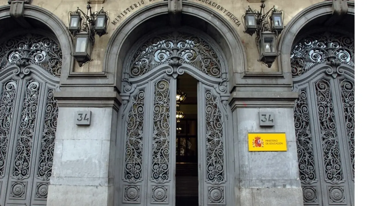 Archivo - Fachada del Ministerio de Educaci&oacute;n en la Calle Alcal&aacute;