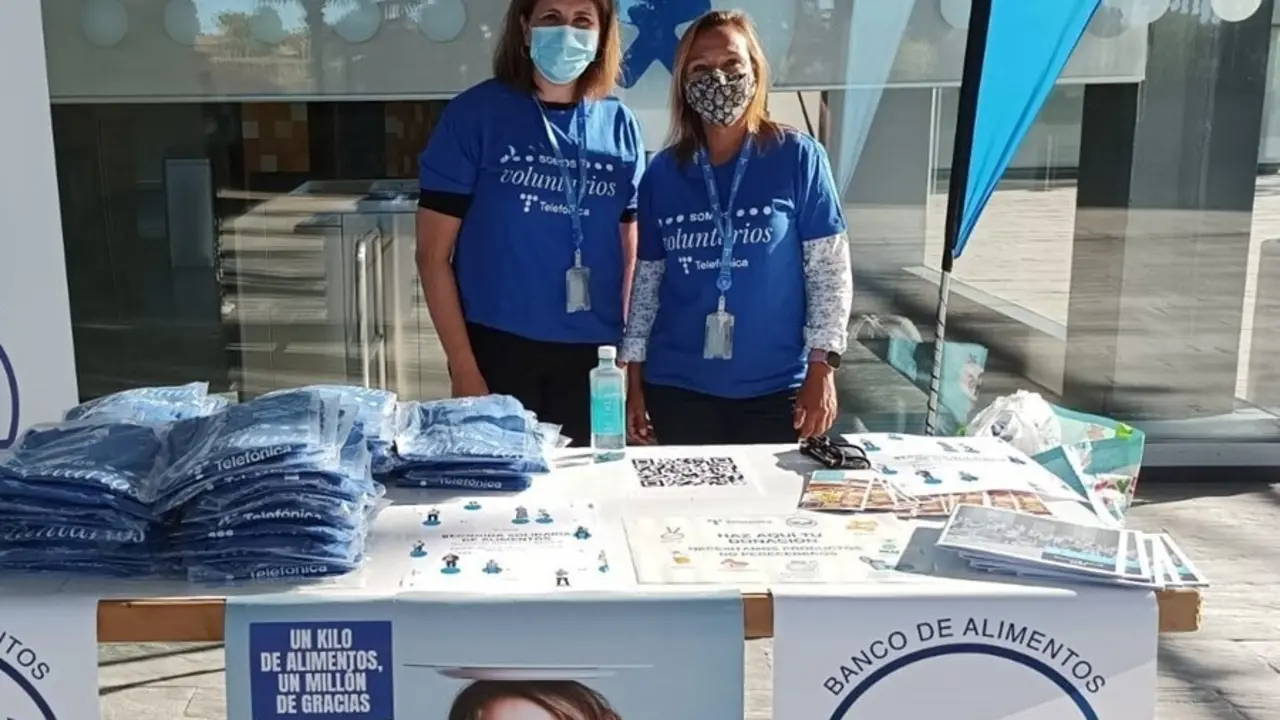 Voluntarios de Telef&oacute;nica participan  en una acci&oacute;n de voluntariado.
