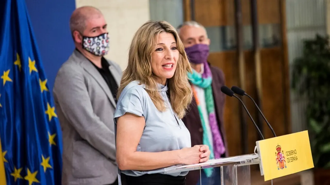 Archivo - La vicepresidenta segunda del Gobierno y ministra de Trabajo y Econom&iacute;a Social, Yolanda D&iacute;az, con los secretarios generales de CCOO y UGT, Unai Sordo y Pepe &Aacute;lvarez, en una imagen de archivo