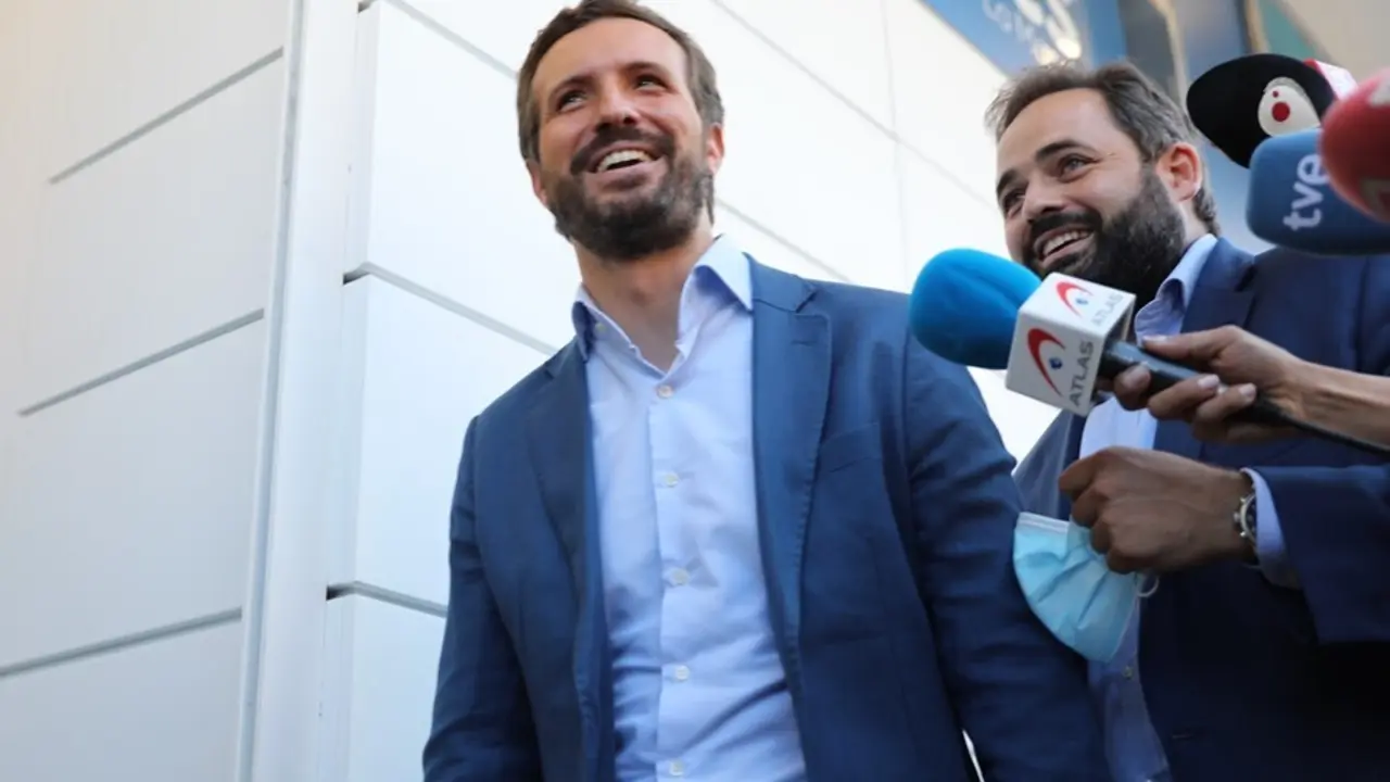 El presidente del Partido Popular, Pablo Casado (i) y el presidente del PP de Castilla-La Mancha, Paco N&uacute;&ntilde;ez (d), ofrecen declaraciones a los medios, despu&eacute;s de inaugurar la nueva sede del PP de Castilla-La Mancha, a 10 de septiembre de 2021, en Toledo, C