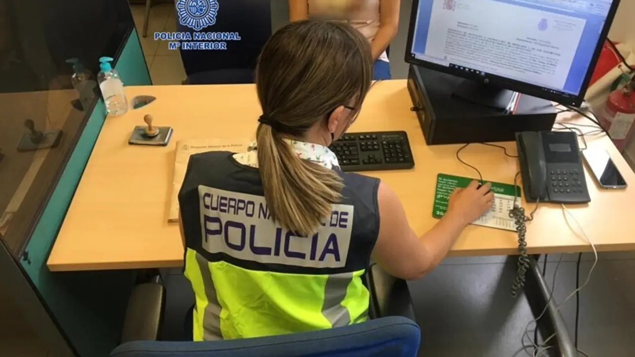 Una agente de la Polic&iacute;a Nacional, durante la investigaci&oacute;n