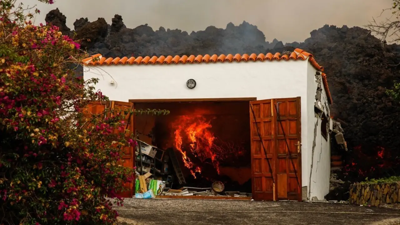 La lava del volc&aacute;n destruye una casa de la zona de Los Llanos, a 20 de septiembre de 2021, en El Paso, La Palma, Santa Cruz de Tenerife, Islas Canarias, (Espa&ntilde;a). La erupci&oacute;n volc&aacute;nica iniciada ayer a las 16 horas en la zona de Cabeza de Vaca (La Palma), 