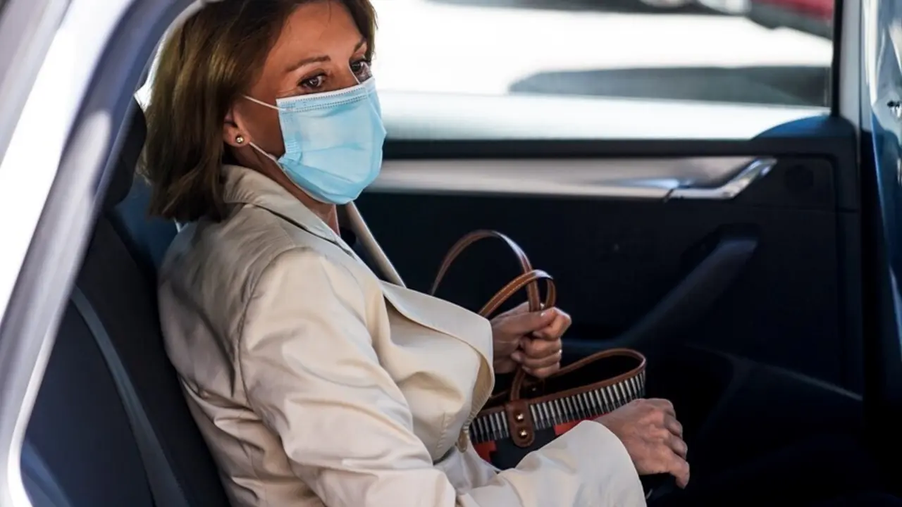 Archivo - La ex secretaria general del PP Mar&iacute;a Dolores de Cospedal entra en un taxi a su salida de la Audiencia Nacional donde ha declarado en calidad de imputada ante el juez que investiga la 'Operaci&oacute;n Kitchen', a 29 de junio de 2021, en Madrid (Espa&ntilde;a