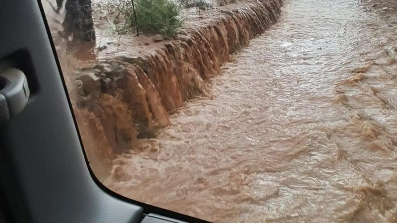 Carretera inundada por las lluvias en Santany&iacute;.