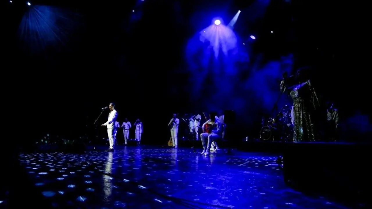 El cantante Pitingo act&uacute;a en un concierto ben&eacute;fico en el Teatro Real