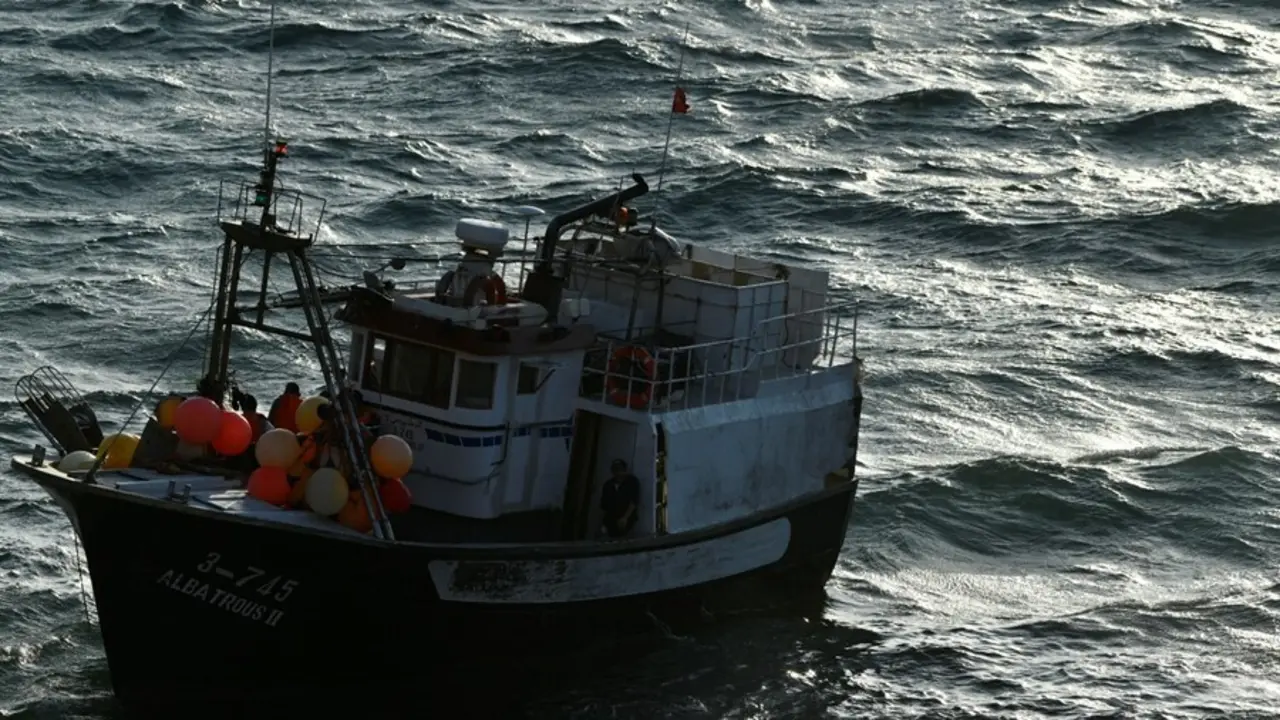 Archivo - El pesquero con bandera marroqu&iacute; Albatros II encall&oacute;, en la tarde noche del mi&eacute;rcoles 17 de junio, en la costa de Ceuta, (Espa&ntilde;a). Debido a un problema en la maquinaria y con un viento de poniente fuerte, ha quedado encallado entre las piedras d