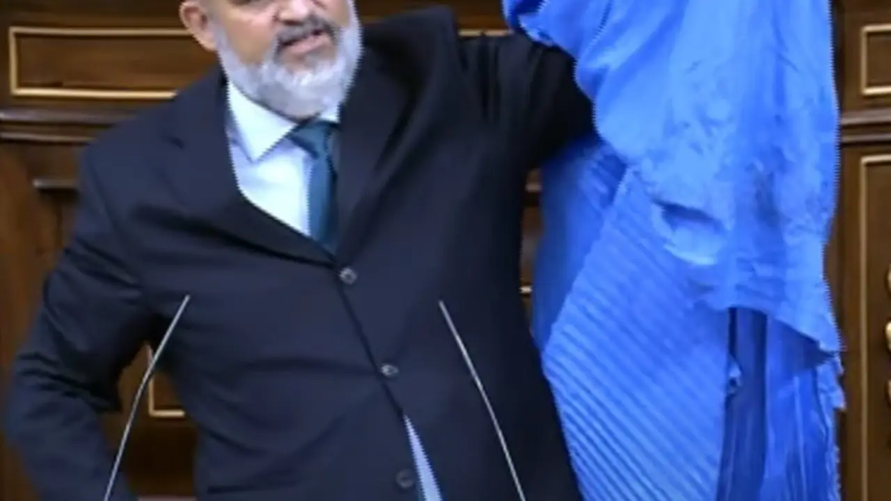 El diputado de Vox V&iacute;ctor S&aacute;nchez del Real exhibe un burka en el hemiciclo del Congreso.