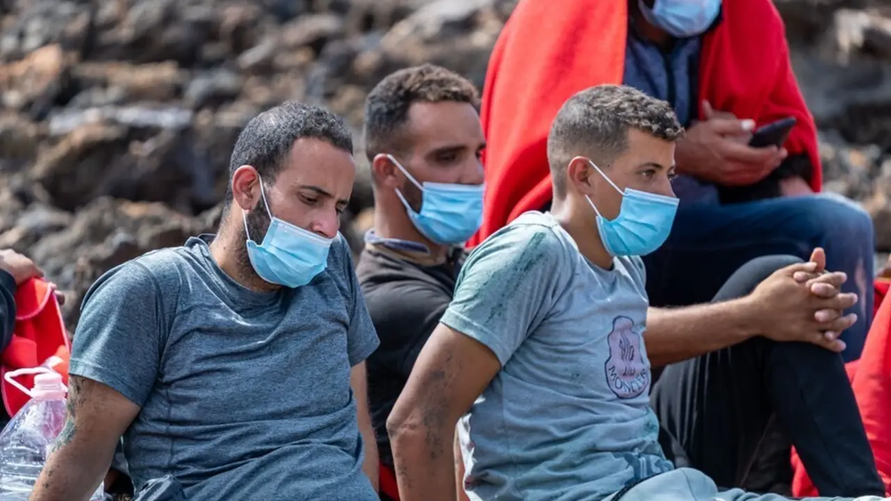 Migrantes descansan en una zona cercana a los Jameos del Agua en la isla de Lanzarote 
