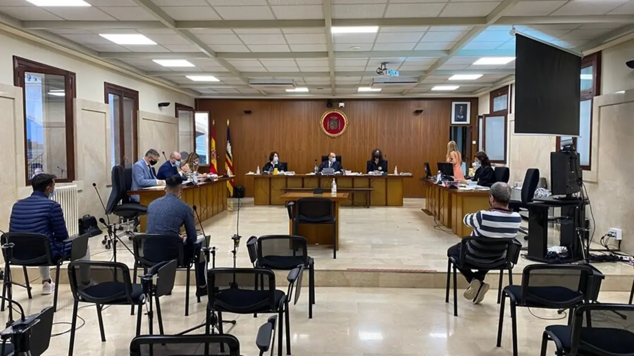 Piden siete a&ntilde;os de prisi&oacute;n a dos hermanos por cortarle el cuello a un compa&ntilde;ero de trabajo con un 'cutter' en Manacor .