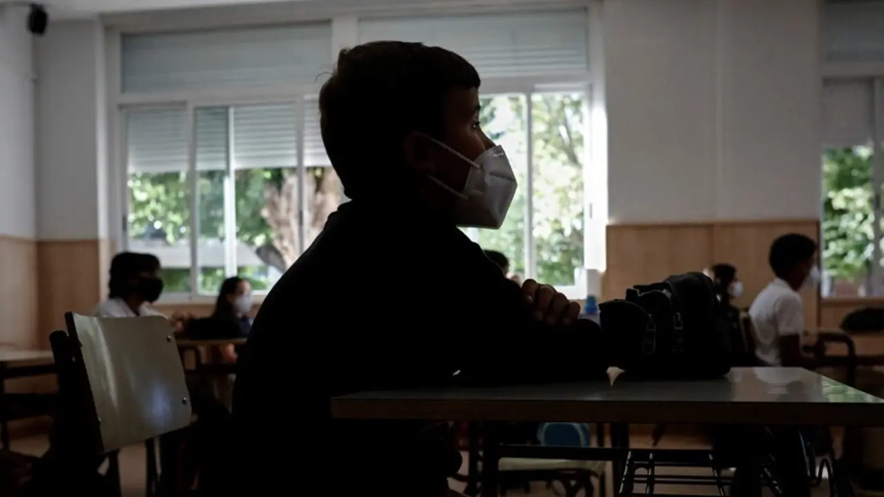 Archivo - Un ni&ntilde;o con mascarilla en un aula del Colegio Privado Alameda de Osuna.