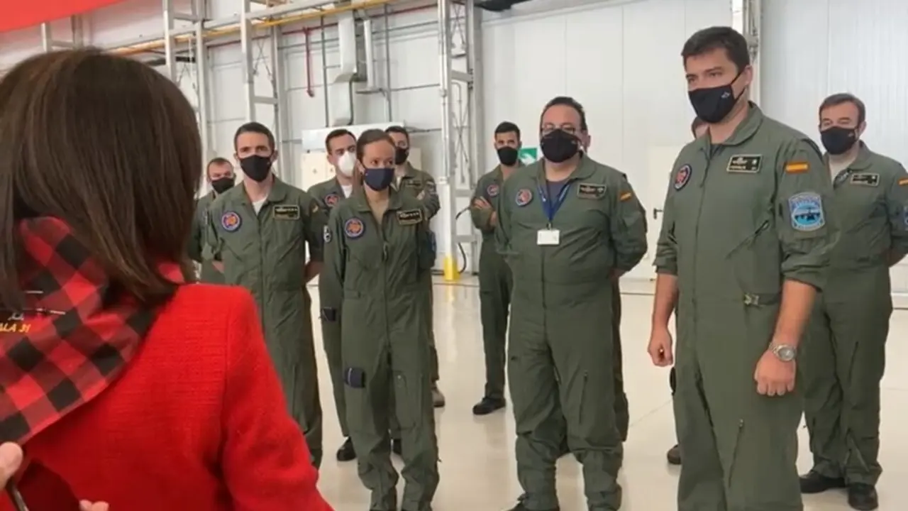 Momento de la visita en Zaragoza de la ministra de Defensa, Margarita Robles, a los pilotos que participaron en la evacuaci&oacute;n de afganos desde Kabul