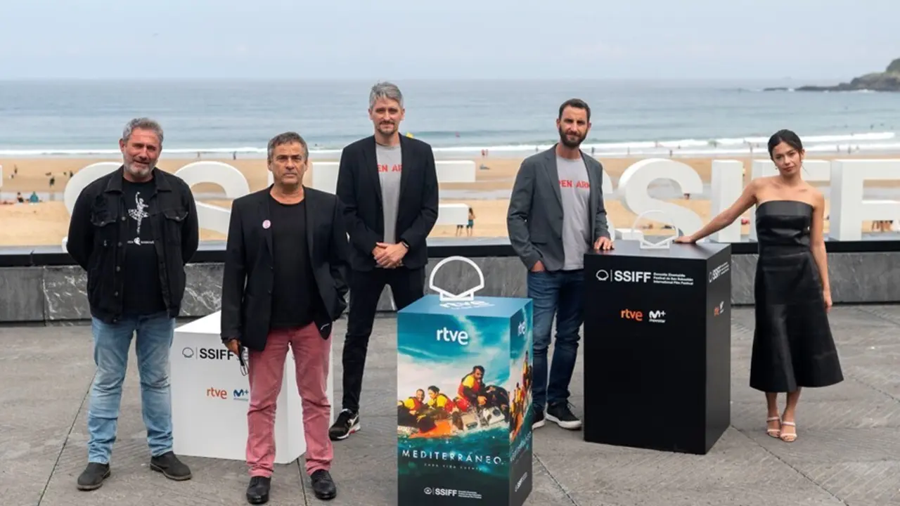(I-D) El actor Sergi L&oacute;pez, el actor Eduard Fern&aacute;ndez, el director de cine Marcel Barrena, el actor Dani Rovira y la actriz Anna Castillo, en el photocall de la pel&iacute;cula &lsquo;Mediterr&aacute;neo&rsquo;, en el Festival Internacional de Cine de San Sebasti&aacute;n.