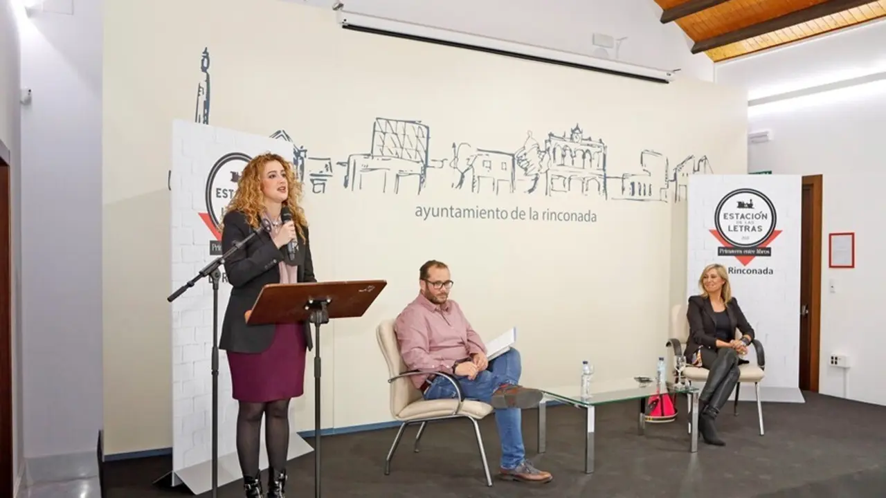 Archivo - Marta Robles, en la Estaci&oacute;n de las Letras de La Rinconada.