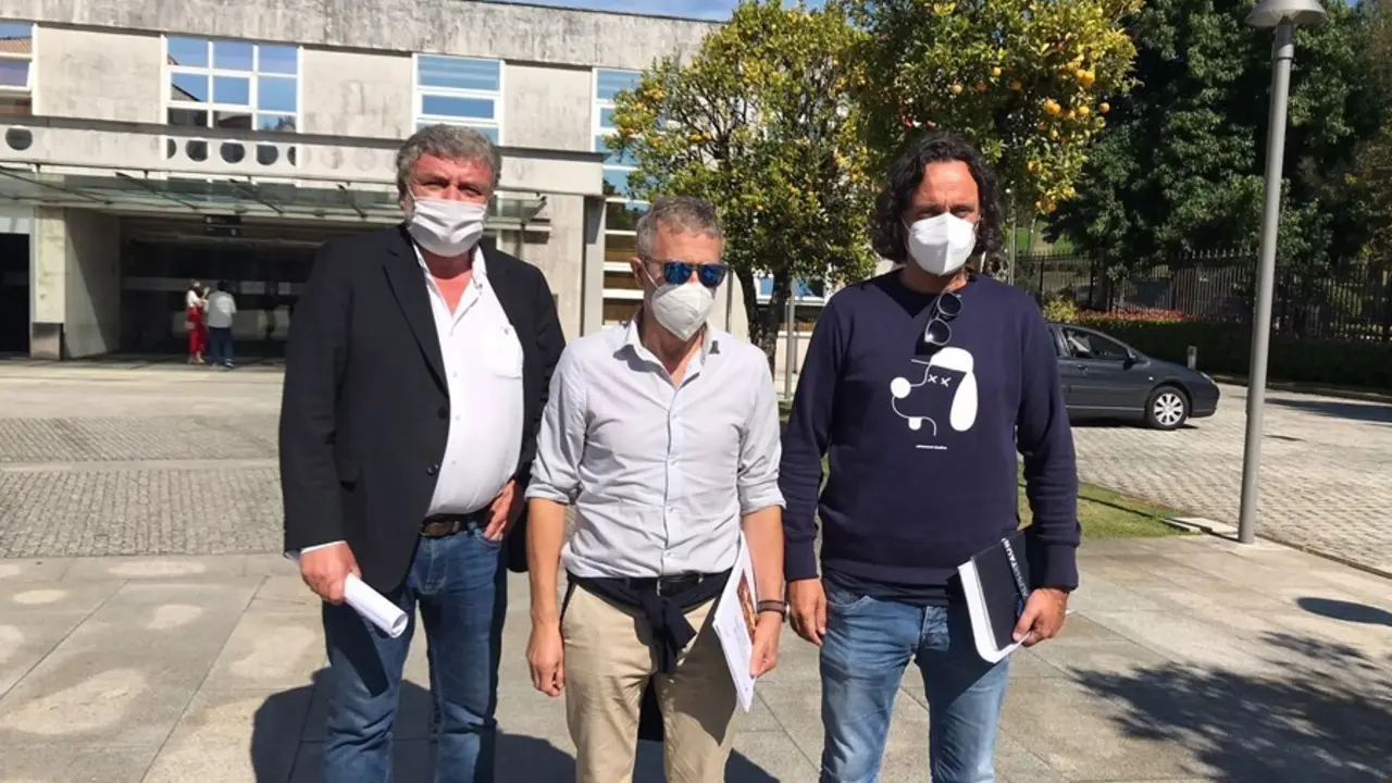 Representantes del ocio nocturno, entre ellos Luis Diz, de Galicia de Noite, tras reunirse con representantes de la Xunta en San Caetano para abordar el protocolo del sector