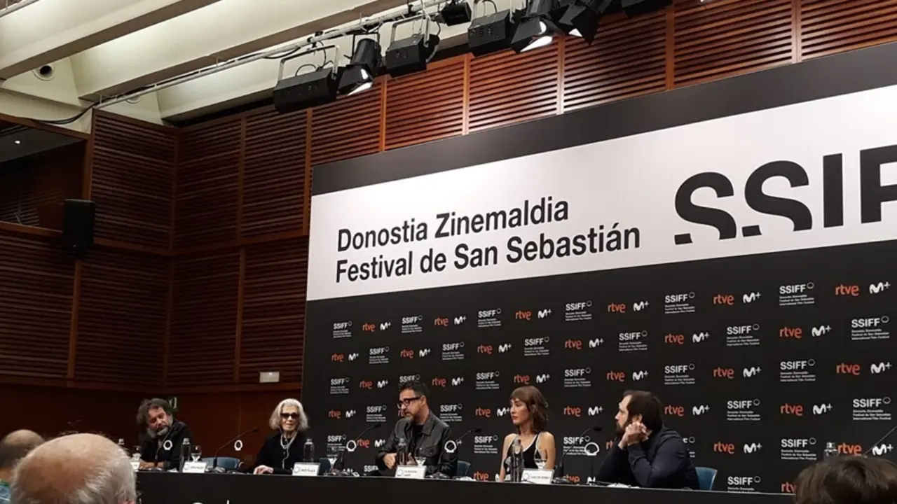 El equipo de la pel&iacute;cula 'La abuela', que compite en la Secci&oacute;n Oficial del Festival de San Sebasti&aacute;n