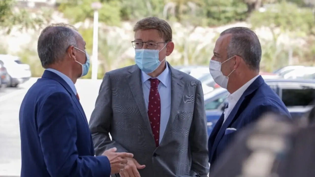 Ximo Puig, entre Salvador Navarro (CEV) y Perfecto Palacio (CEV Alicante) al asistir a la reuni&oacute;n del Comit&eacute; Ejecutivo y la Junta Directiva de la CEV, en Elx (Alicante).