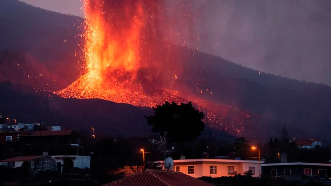 La erupci&oacute;n que comenz&oacute; el domingo en La Palma comienza este jueves su quinto d&iacute;a de actividad. EFE/ Carlos De Sa&aacute;
