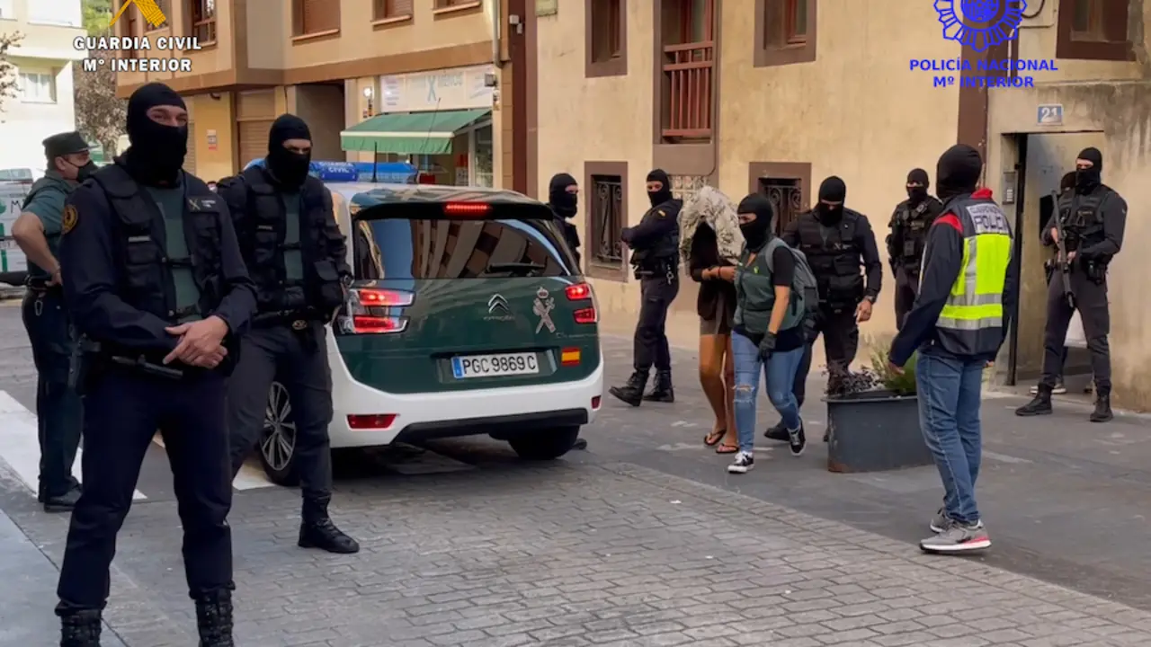 Momento de la detenci&oacute;n del grupo criminal experto en alunizajes. / PN
