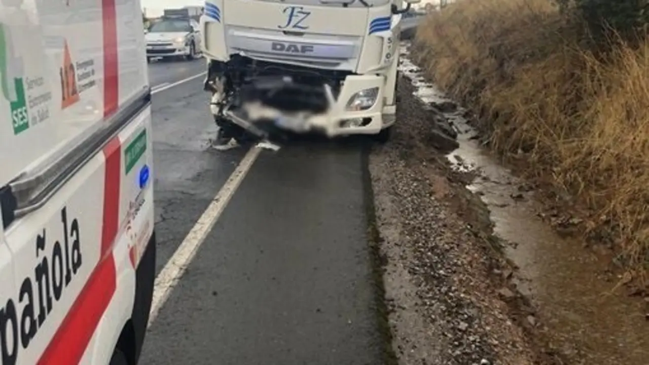 Cami&oacute;n siniestrado en el accidente mortal de Zafra.